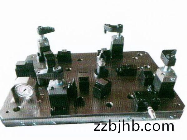 齒輪室罩(zhao)蓋(gai)液(ye)壓裌(jia)具